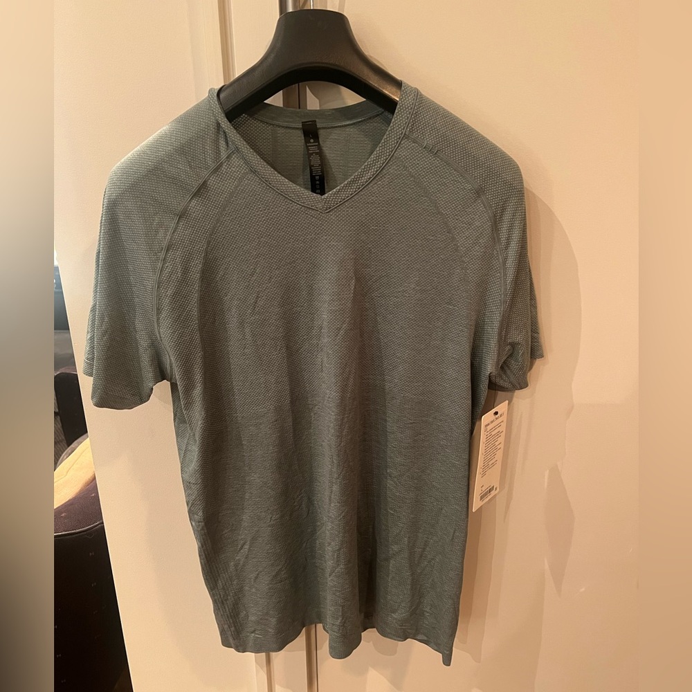 NWT men’s lululemon v neck metal vent tech ss v 2.0 t shirt L